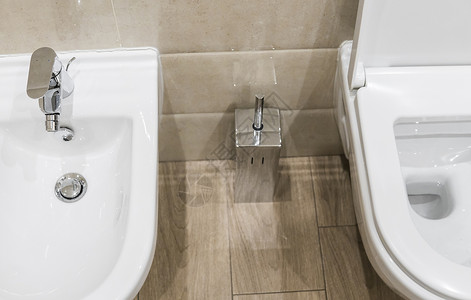 白色陶瓷浴缸和马桶的详情 现代浴室里有厕所刷子高清图片