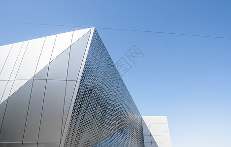 具有白色铝立面和铝板的建筑与蓝天相映成趣控制板建筑学商业职场材料贮存工厂窗户仓库蓝色背景图片