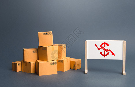 一堆箭头一堆盒子和画架 上面有红色的美元箭头向下图表 利润下降 销售放缓 贸易量下降 商品价格下降 无利可图的业务 生产投资的不利条件背景
