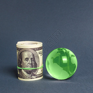 美元卷和绿色星球地球仪 国际汇款 吸引投资 全球金融体系 世界贸易和经济关系的纽带 商业行业 极简主义背景图片
