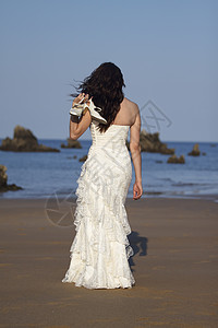 新娘女士海滩婚礼支撑女性白色婚纱背景图片