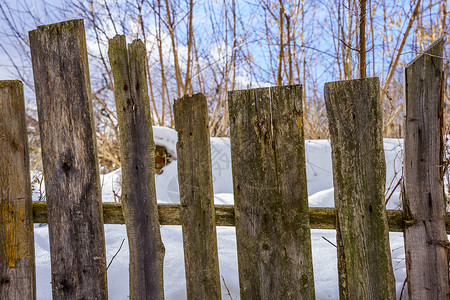 草率指甲板花园周围的旧围栏条纹横杆风格线条木材装饰建造裂缝指甲控制板背景