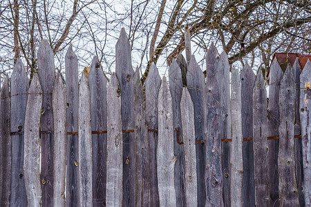 草率钉在十字栏的木板栅栏指甲条纹花园线条植物乡村裂缝风化建造木材背景