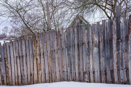 雪栅栏粗糙的木制的高清图片