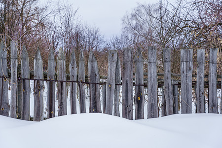 草率的钉在十字栏的木板栅栏指甲裂缝木材乡村建造横杆条纹风格控制板植物背景