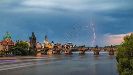 夏日暴雨席卷查尔斯桥 闪电 布拉格 捷克R高清图片