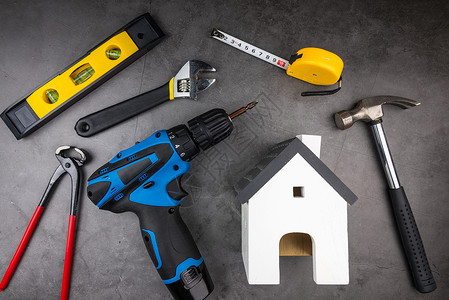 木制模型白色房屋和水泥上的家庭维修手工具装修销售扳手住宅工具服务商业木头贷款硬件背景图片