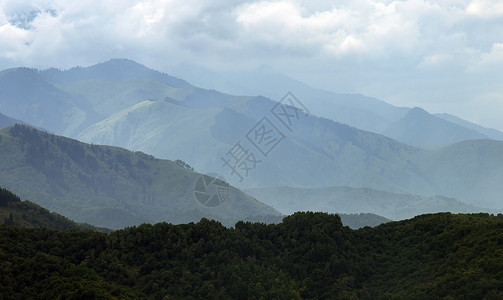 山山雨土地蓝色天空地平线森林旅行旅游绿色美丽天堂背景图片