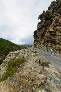 贝维尼奥河风景绿色天空溪流旅游悬崖石头荒野马戏团岩石背景