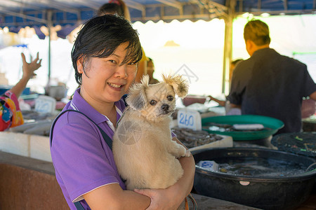 抱海鲜在市场上买海产食品的泰国妇女食物乌贼贝类螃蟹街道章鱼海滩销售海鲜宏观背景