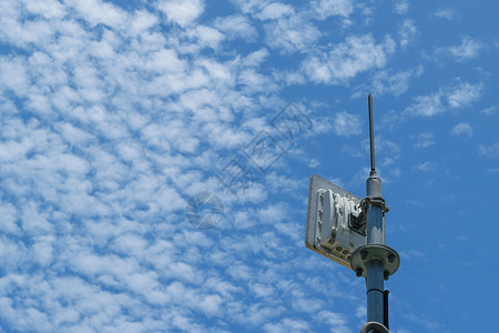 电磁信号天线细胞塔天线广播金属建筑网络信号系统天空频率蓝色背景