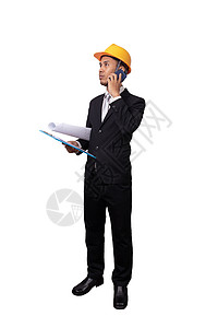 工程师证书亚洲工程师男子的完整肖像站在白色背景上与剪切路径隔离 戴黄色安全帽的工程师手里拿着图纸 拿着纸质文件 用手机背景