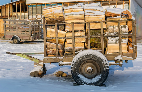 冬季运送木柴的拖挂车材料车皮车轮拖带车辆机械销售工作燃料乡村背景图片