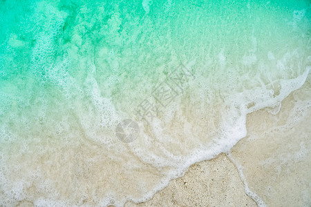 夏季沙子和水清洁海滩和白色沙子的顶视图与太阳浅蓝天和散景背景墙纸地平线季节海浪旅行热带假期辉光太阳蓝色背景图片