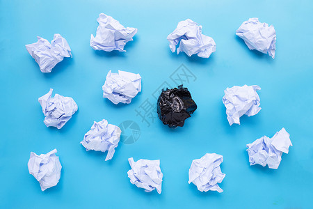 蓝色背景中的白色和黑色皱巴巴的纸球想像力文档床单框架灯泡办公室技术天才失败回收背景图片