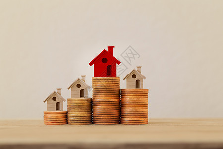 租户在成堆的硬币上安排红色优秀的小房子或房屋 房地产投资房地产房屋贷款资产再融资概念 描述房主或借款人将财产变成现金花费价格经济权利背景
