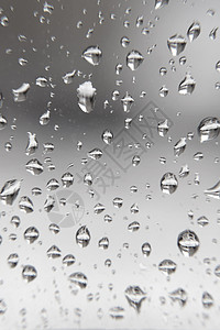窗户上有雨滴反射天气液体水滴气泡宏观墙纸环境蓝色背景图片