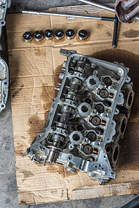 在 garag 拆卸的汽车脏发动机汽缸发电机交流气缸盖科学金属活力杂交种运输速度力量图片