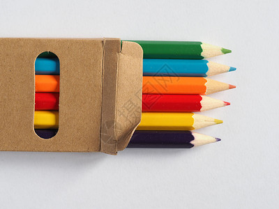 彩色铅笔蜡笔绿色纸板紫色红色蓝色盒子橙子学校黄色艺术背景图片