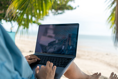 DIY读书卡妇女使用笔记本电脑和智能手机在海滩背景的度假卡迪学习药片商业女士展示技术电话场所工作社会专注背景