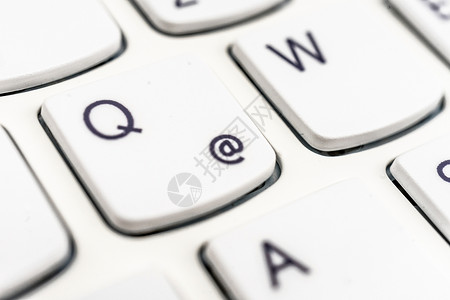 键盘上的R白色键盘上互联网标识的详细视图( R)背景