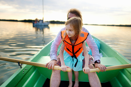 小女孩和她父亲一起坐船背景图片