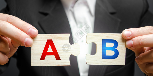 一个人用字母 A 和 B 连接拼图 A/B 测试营销研究方法 多变量测试 根据统计数据和观察改进产品和服务 营销人员背景图片
