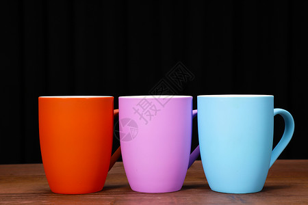 咖啡杯咖啡食物桌子木头红色橙子蓝色杯子白色棕色背景图片