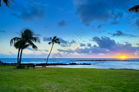 热带日落夏威夷Kauai海岸的日落风景公园热带天空海洋蓝色旅行绿色冲浪天堂背景