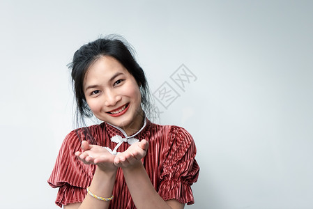 中国风格的女人 张开手掌的手掌棕榈白色机构女孩红包空白女士女性快乐旗袍背景图片