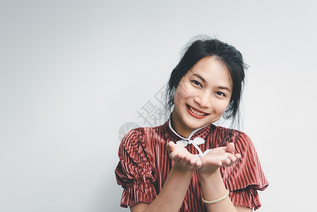 中国风格的女人 张开手掌的手掌旗袍棕榈空白白色快乐女孩女性女士机构红包背景图片
