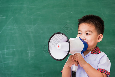 秒秒学素材校服学生穿学装 儿童男孩幼儿园幼儿园绿色演讲课堂民众扬声器黑板公告木板学校创造力背景