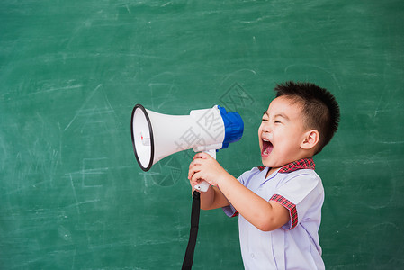 秒秒学素材校服学生穿学装 儿童男孩幼儿园幼儿园男生黑板课堂演讲幼儿园扬声器创造力嗓音领导者公告背景