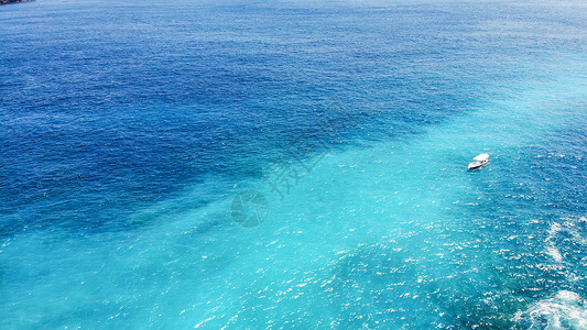 海水从深蓝色闪烁到绿松石色背景图片