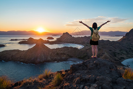 了解碳达峰展板日落时 一位站在帕达尔岛峰顶上的女人背景