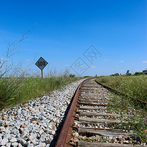 一条古老的铁路 上面有100个标志高清图片