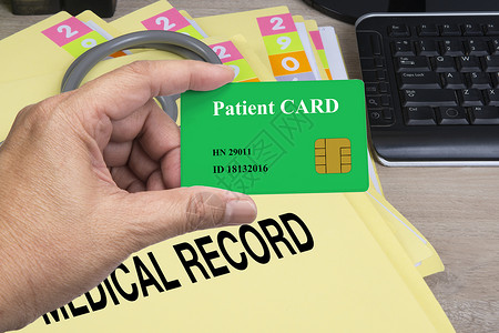 一个人手持病人智能卡卡片医院健康记录卫生医疗保健文件夹数据技术背景图片