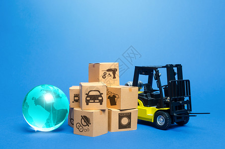 地球黄色光效在纸板箱和蓝色地球附近的叉车 交通物流基础设施 货物进出口 货运 生产全球化 在世界市场上销售产品背景