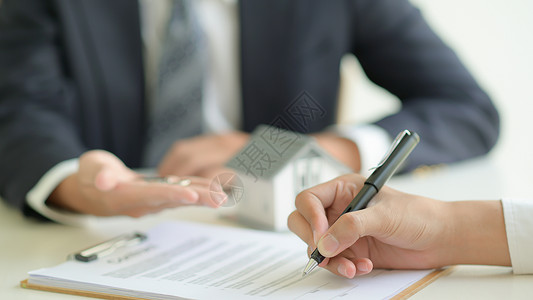 客户与一名银行官员签署一份房屋贷款合同卖高清图片素材