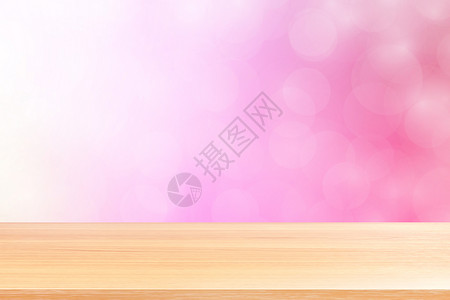 空木桌地板上模糊散景柔和的粉红色渐变背景 木板空在粉红色散景彩色浅色阴影上 彩色散景灯渐变柔和 用于横幅广告产品柜台彩虹橙子甲板背景图片