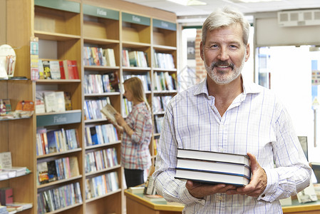 销售图书素材男书店主与背景客户的男性图书店主肖像成人文学图书馆微笑女性销售男人女士两个人店铺背景