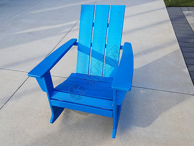 水泥或人行道上的蓝椅子或座椅木头座位家具地面背景图片