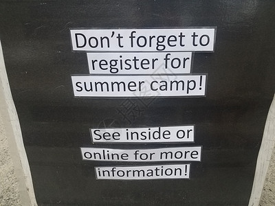 不要再想了黑人不要忘了登记夏令营的标志夏帽指示牌背景