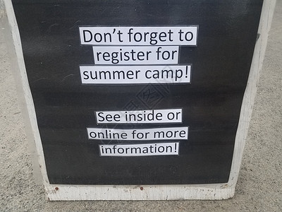 黑人不要忘了登记夏令营的标志指示牌夏帽背景图片