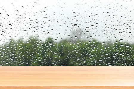 雨滴窗玻璃清新背景上的木板 雨滴飞溅背景上的空木桌地板 水雨清新墙背景上的空木桌板展示广告甲板木头产品下雨气泡反射海报窗户背景图片