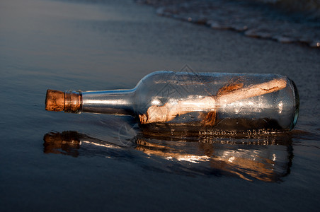 救母瓶中的信件地平线帮助幸存者笔记海滩写作蓝色软木瓶子救援背景