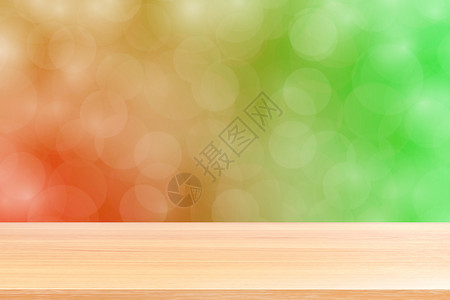 空木桌地板在模糊的散景柔和的红色绿色渐变背景上 木板空在绿色散景彩色光罩上 彩色散景灯渐变软 用于横幅广告产品柜台蓝色金子彩虹坡背景图片