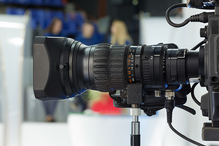 摄像相机镜头生产光圈会议技术记者镜片相机演播室展示摄像机背景图片