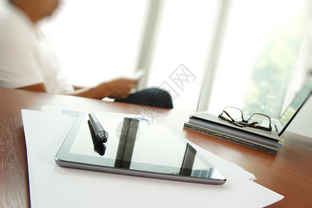 qq潮素材企业创意设计师工作木制纸质素材动动形象互联网商务笔记本技术桌子装饰风格男人项目电脑背景