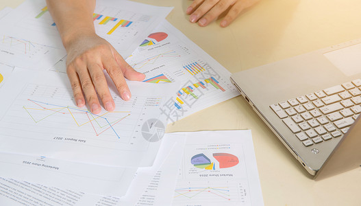 表格上的财务文件图表 图表和笔记本商业成功办公室数据男人公司金融电脑桌子咖啡背景图片